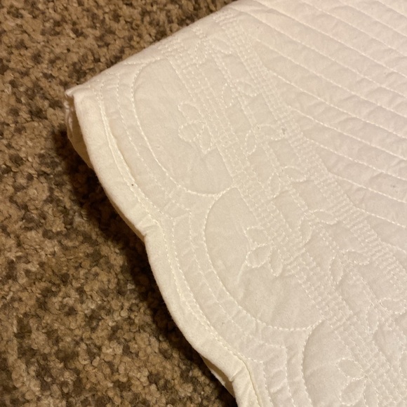 Kay Dee Designs 100% Cotton quilted cream color table runner,scalloped edges. - Picture 3 of 5